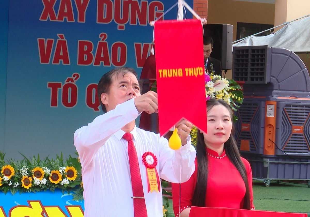 Đồng chí Hoàng Văn Trường, Bí thư Đảng ủy xã Trung Kênh thả bóng khai mạc Đại hội Thể dục Thể thao xã năm 2026