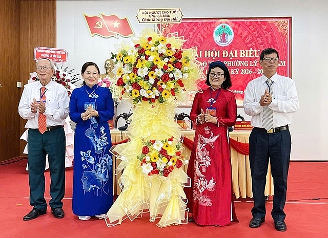 Bà Lê Hồng Thu, Phó Chủ tịch Hội NCT tỉnh Cà Mau tặng hoa chúc mừng Đại hội. Ảnh: Đại hội cung cấp
