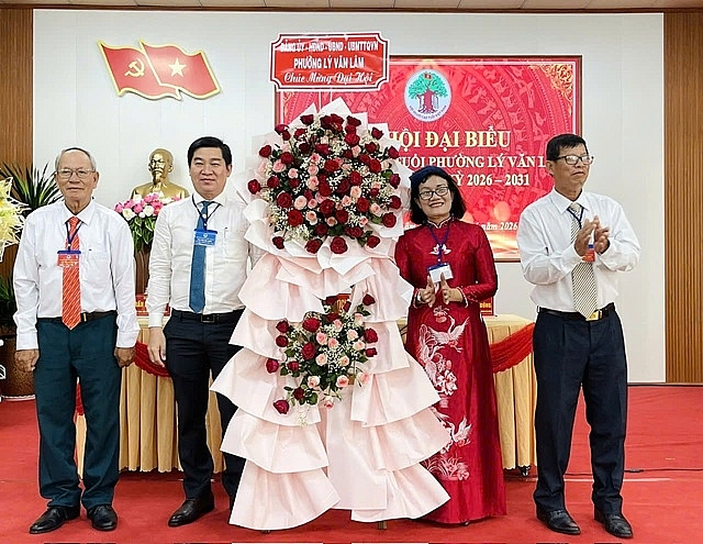 Lãnh đạo địa phương tặng hoa chúc mừng Đại hội. Ảnh: Đại hội cung cấp