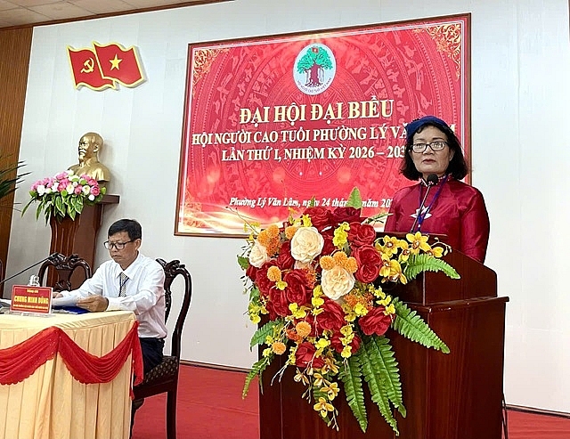 Bà Trịnh Tâm Lý, Chủ tịch Hội NCT phường Lý Văn Lâm báo cáo kết quả nhiệm kỳ. Ảnh: Đại hội cung cấp