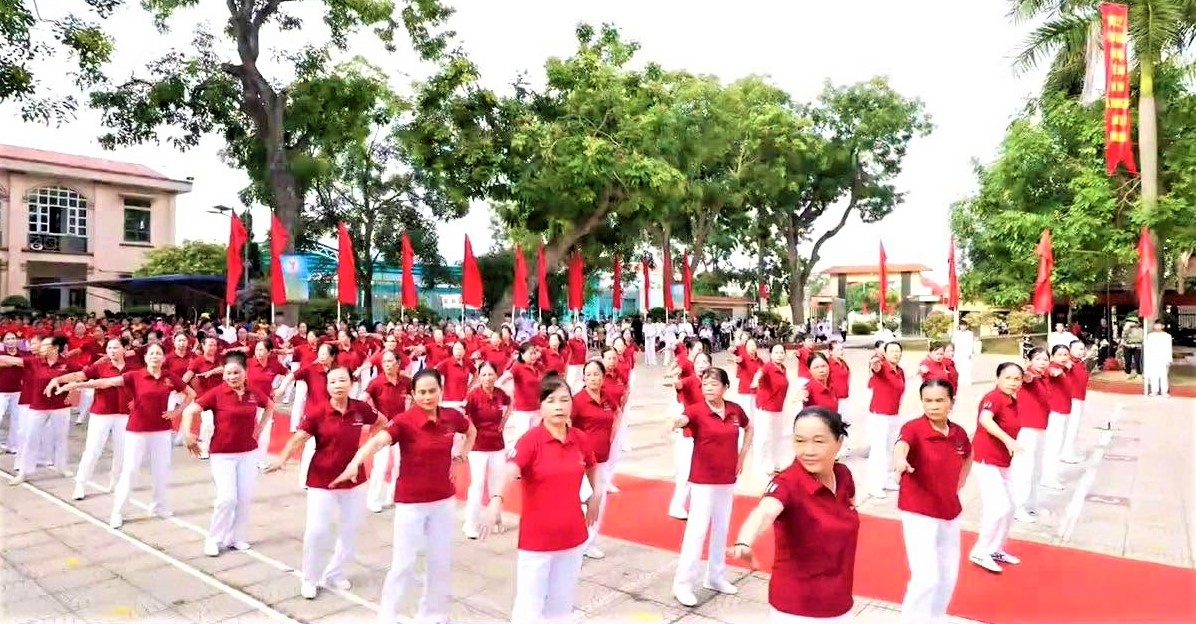 NCT xã Trung Kênh đồng diễn dưỡng sinh tại Đại hội thể dục thể thao xã