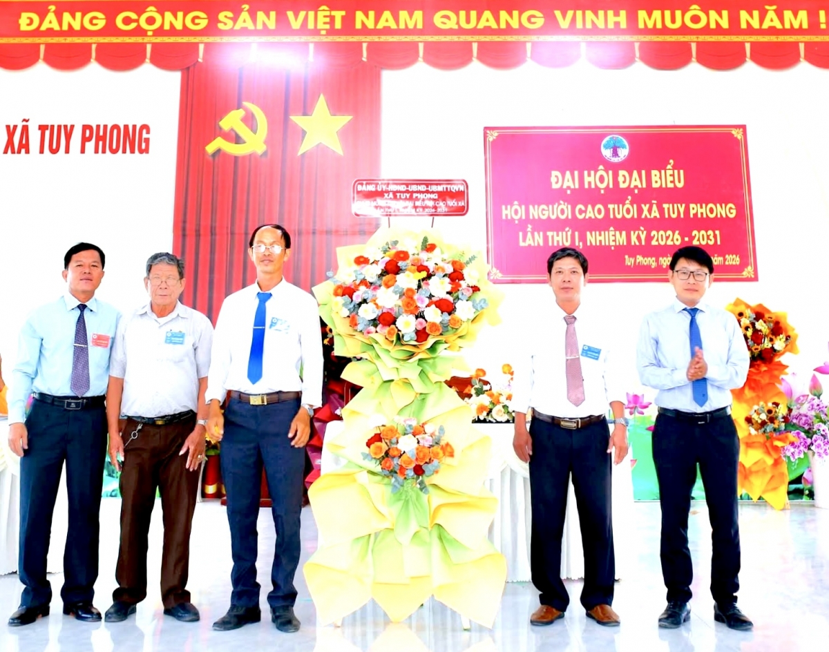 Đại diện lãnh đạo xã Tuy Phong tặng hoa cho Đại hội Hội NCT xã