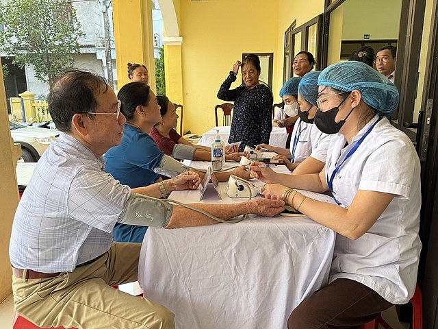 Người cao tuổi thường xuyên được thăm khám và tư vấn sức khoẻ miến phí  tại trạm y tế xã, phường