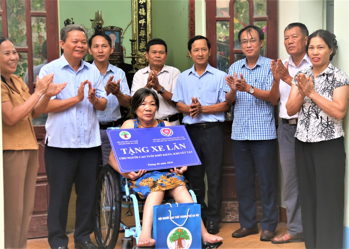 Hội NCT TP Hà Nội tặng xe lăn và tặng quà bà Nguyễn Thị Nhàn