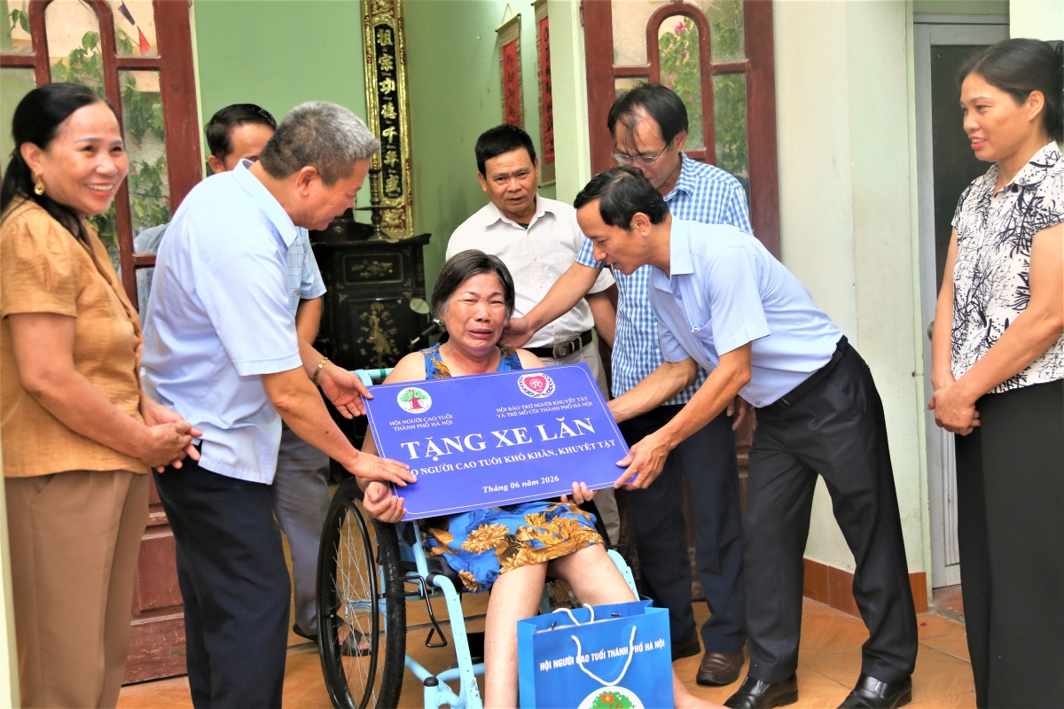 Bà Nguyễn Thị Nhàn xúc động cảm ơn Hội NCT TP, cảm ơn cấp ủy, chính quyền địa phương và nhà tài trợ