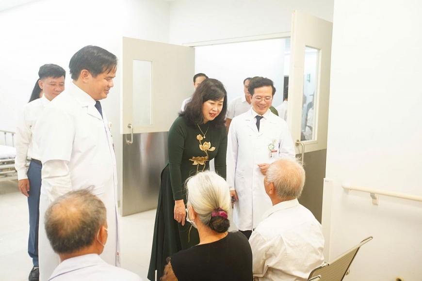 Bộ trưởng Y tế Đào Hồng Lan và Lãnh đạo Bệnh viện Bạch Mai đi thăm hỏi bệnh nhân tại Viện 