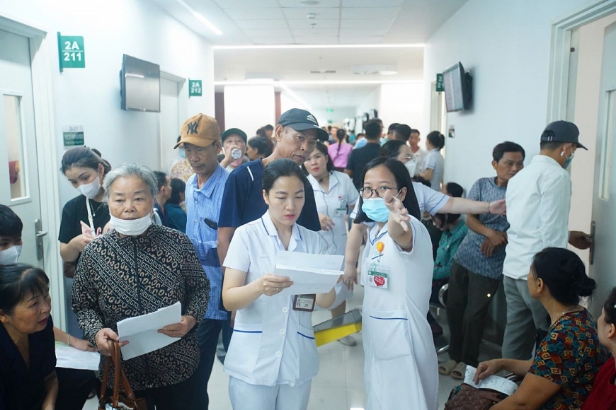 Đông đảo người dân xếp hàng chờ khám bệnh.
