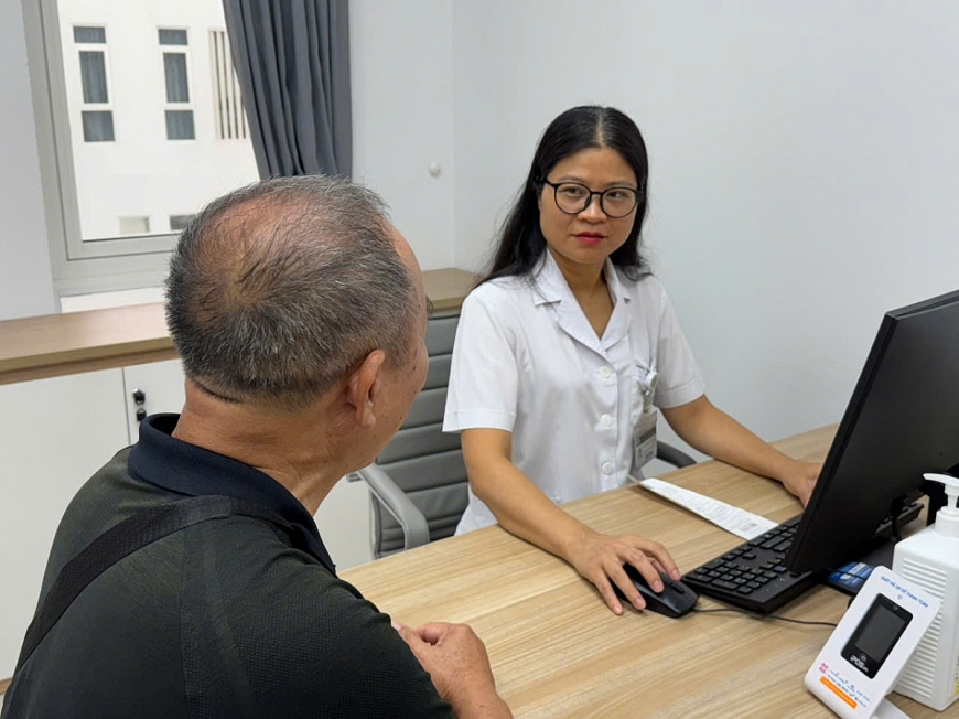 PGS.TS Phạm Cẩm Phương, Giám đốc Trung tâm Ung bướu và Y học hạt nhân, Bệnh viện Bạch Mai trực tiếp thăm khám cho người bệnh.