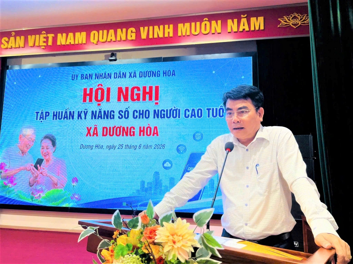 Ông Nguyễn Đình Khoa, Ủy viên Ban Thường vụ Đảng ủy, Phó Chủ tịch UBND xã Dương Hòa phát biểu tại chương trình