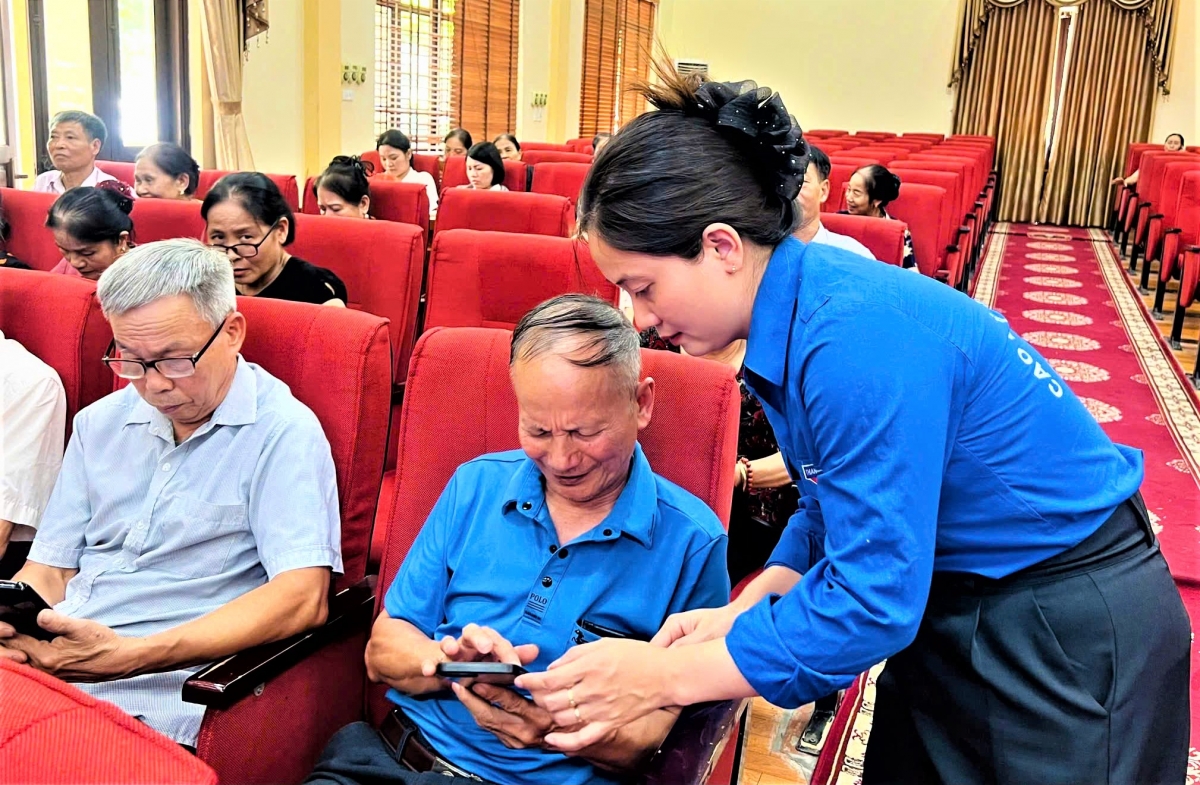 Các đoàn viên thanh niên hỗ trợ NCT thực hành kỹ năng