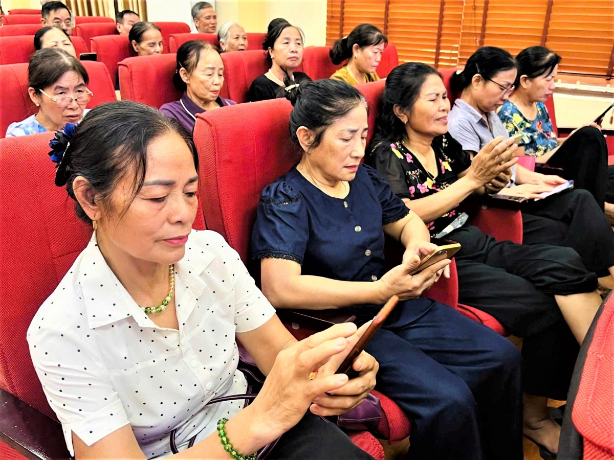 NCT xã Dương Hòa tích cực thực hành kỹ năng sử dụng điện thoại thông minh