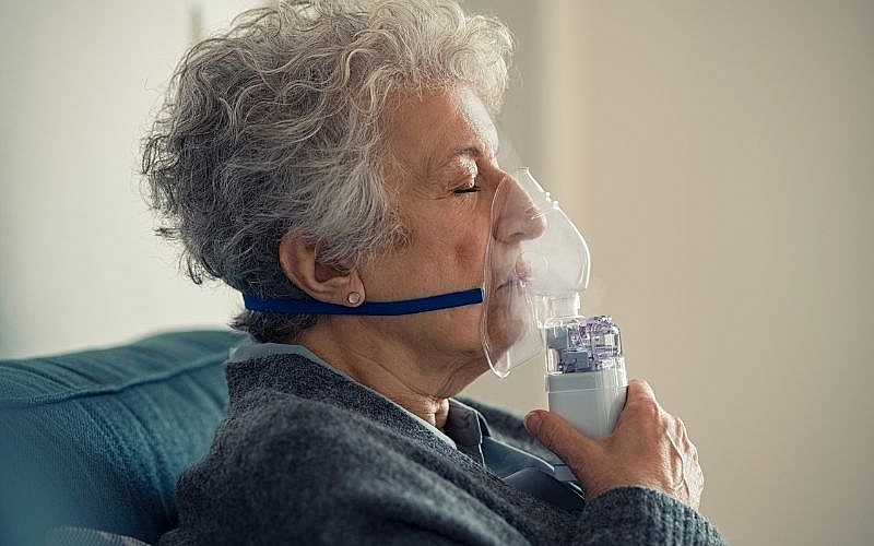 Người cao tuổi có nên trang bị máy khí dung tại nhà?