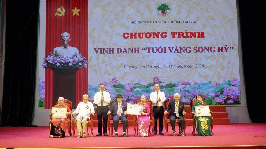 Bằng vinh danh “Tuổi vàng song hỷ” cho các cặp ông bà kỉ niệm 60 năm ngày cưới