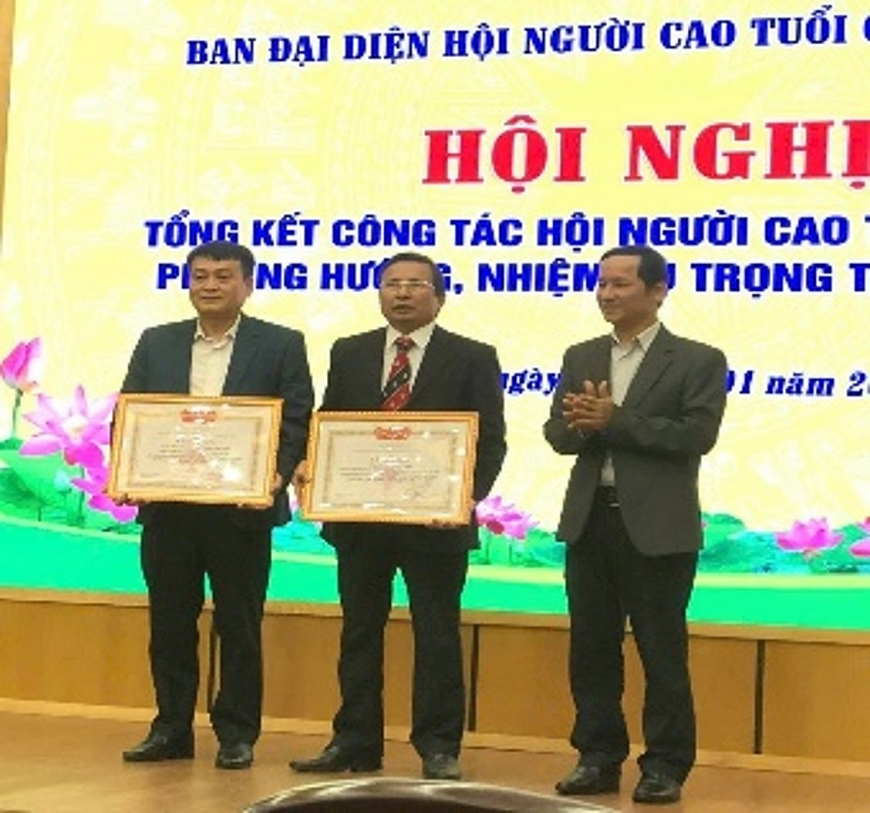 CCB Trần Ngọc Chinh (giữa) nhận Bằng khen của Hội NCT Việt Nam về thành tích xuất sắc trong phong trào thi đua yêu nước “Tuổi cao - Gương sáng” năm 2024.