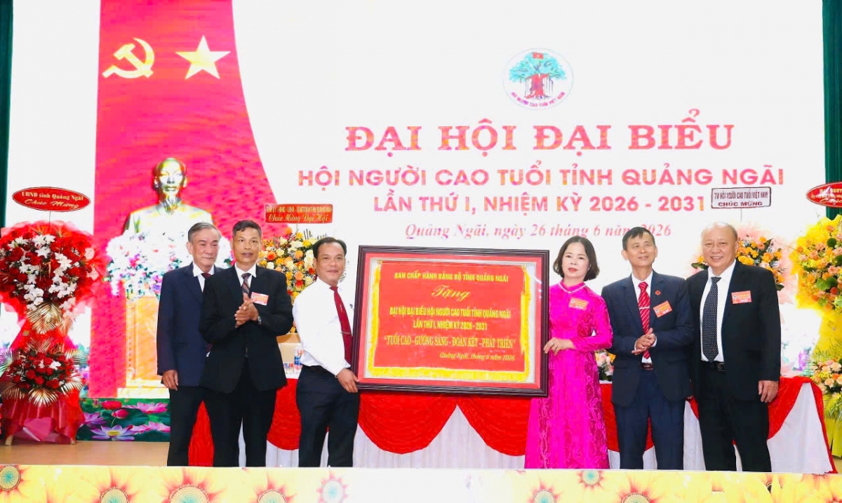 Lãnh đạo tỉnh Quảng Ngãi trao tặng bức trướng