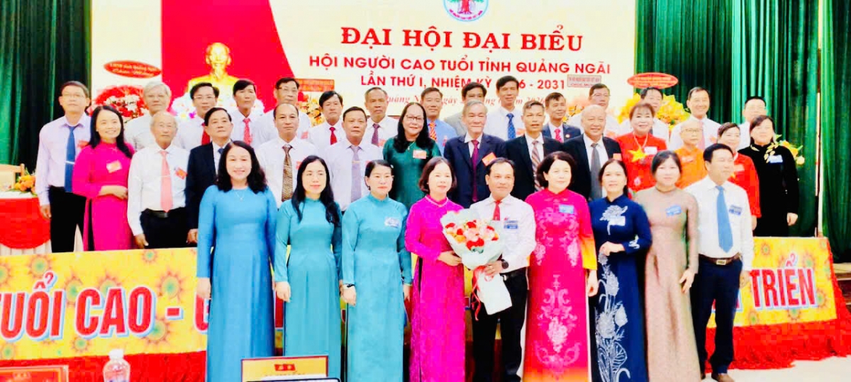 Lãnh đạo Trung ương Hội NCT Việt Nam và lãnh đạo tỉnh Quảng Ngãi tặng hoa chúc mừng Ban Chấp hành Hội NCT