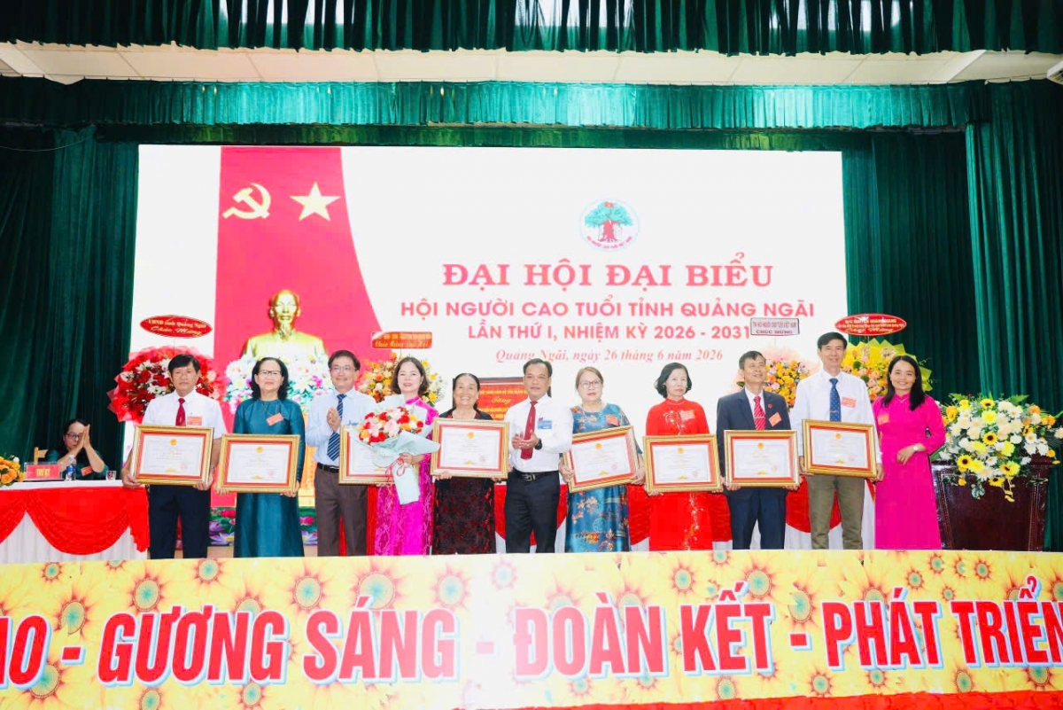 Tặng Bằng khen của Chủ tịch UBND tỉnh Quảng Ngãi cho các tập thể, cá nhân xuất sắc