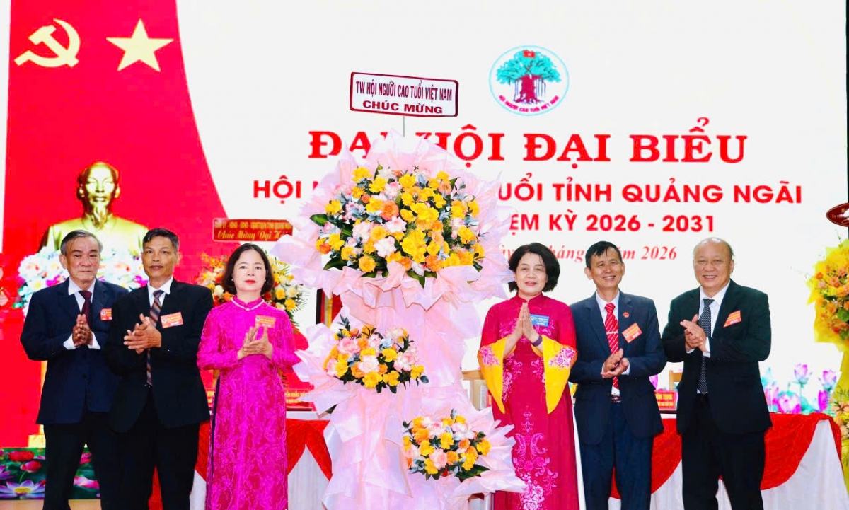 Trung ương Hội NCT Việt Nam tặng hoa chúc mừng Đại hội