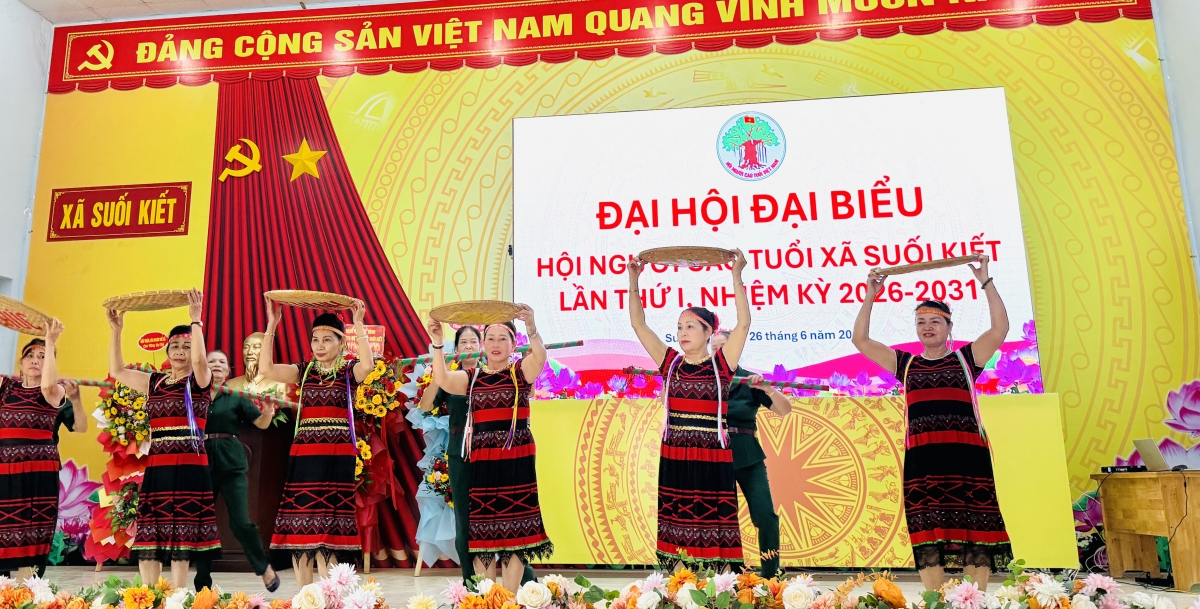 Văn nghệ chào mừng Đại  Hội NCT 