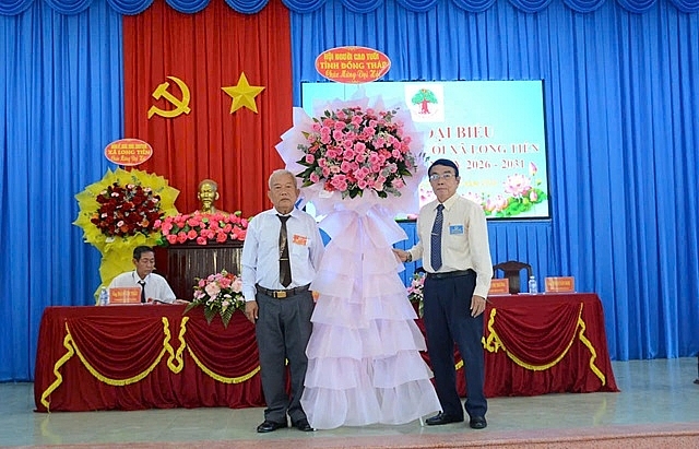 Ông Nguyễn Văn Lâm, Phó Chủ tịch Hội NCT tỉnh Đồng Tháp tặng hoa chúc mừng Đại hội (Ảnh: Hội NCT tỉnh Đồng Tháp cung cấp)
