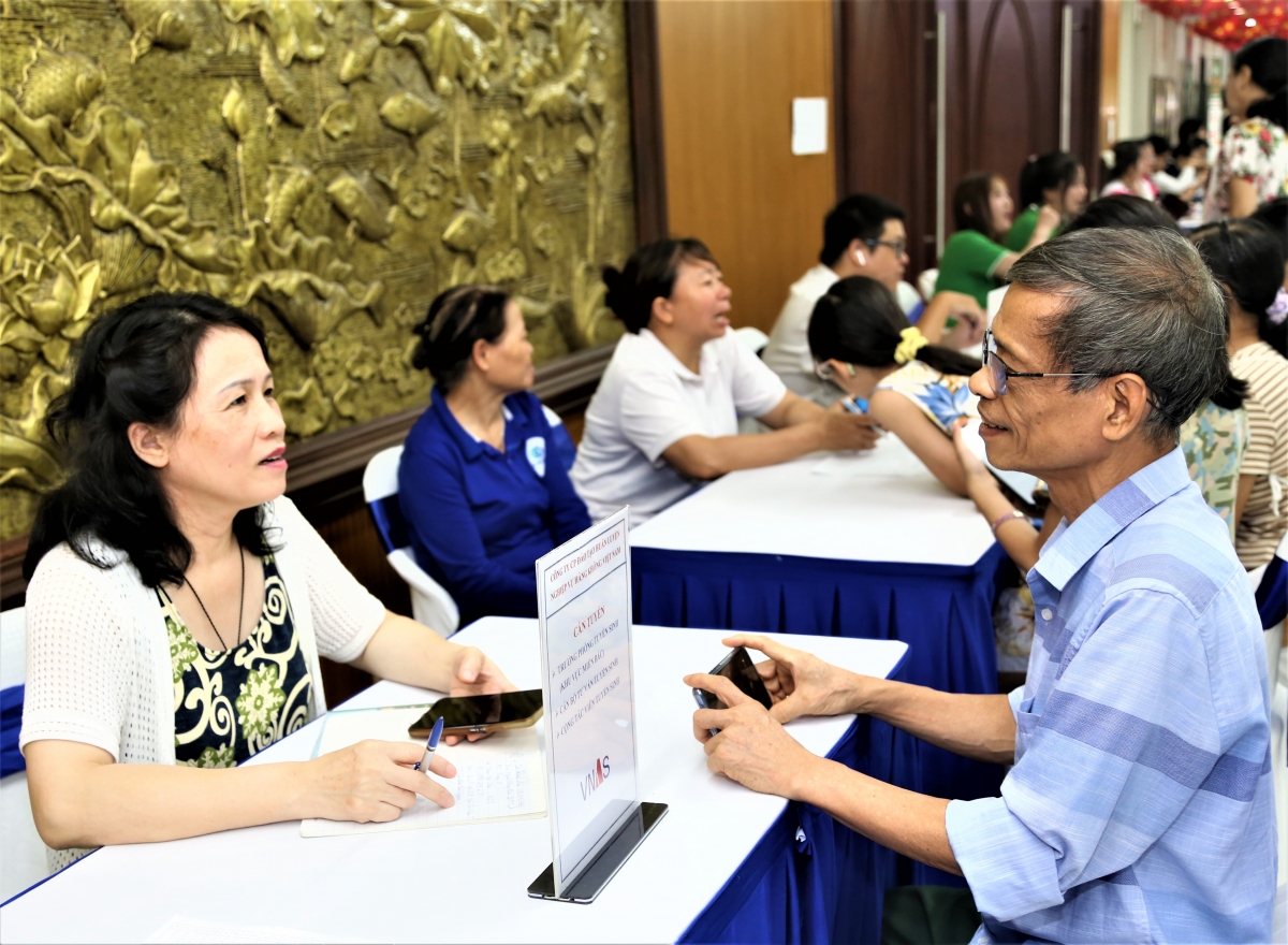 NCT tìm hiểu thông tin việc làm tại các quầy tuyển dụng của doanh nghiệp