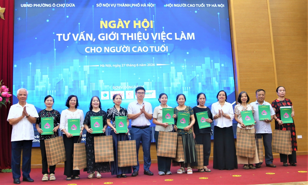 Đại diện Trung ương Hội NCT Việt Nam, Hội NCT TP Hà Nội và Ngân hàng trao Hợp đồng vay vốn cho NCT
