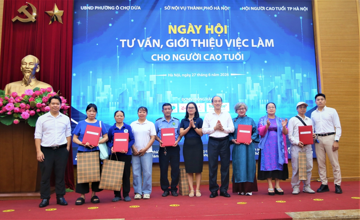 Lãnh đạo TP Hà Nội và các doanh nghiệp trao hợp đồng lao động cho các cá nhân được tuyển dụng