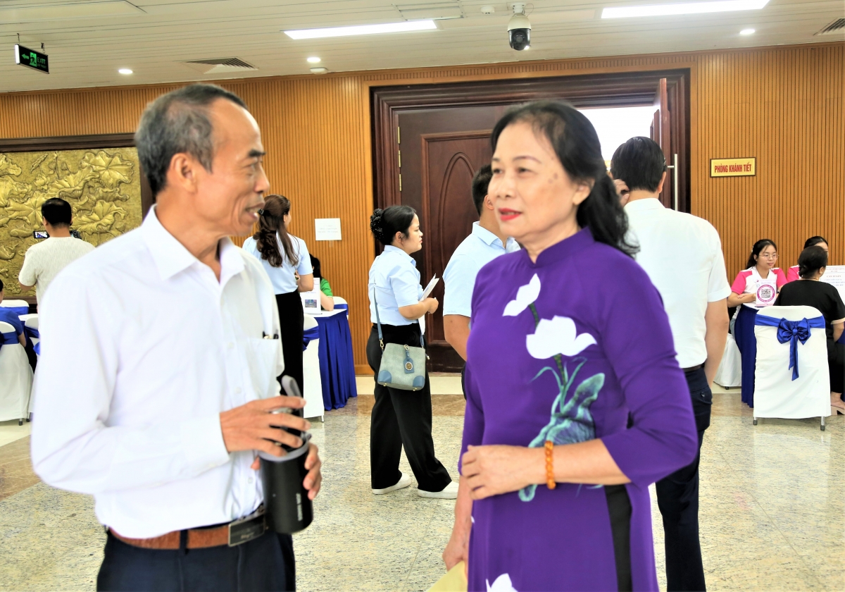 Nghệ nhân Nguyễn Thị Hồi (bên phải) trong Ngày hội việc làm cho NCT TP Hà Nội năm 2025