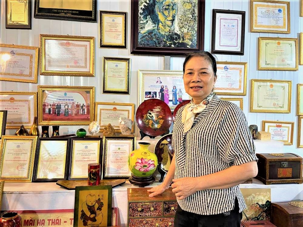 Nghệ nhân Ưu tú Nguyễn Thị Hồi bên rất nhiều bằng khen, giấy khen của các cấp, ngành