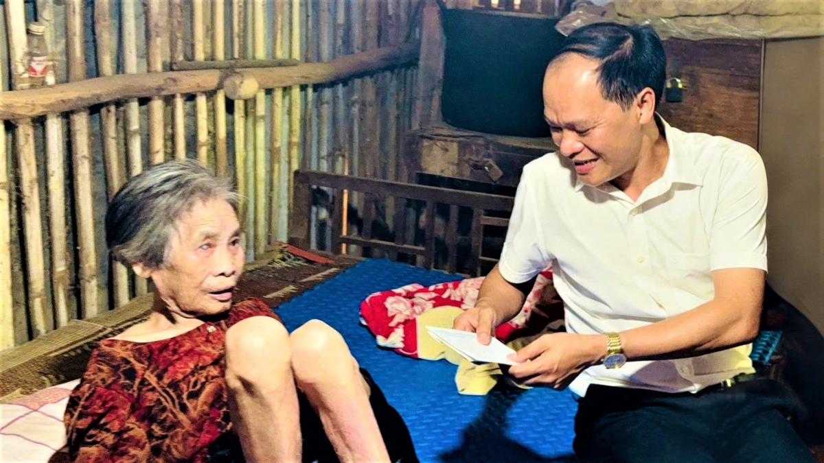 Lãnh đạo phường Thục Phán thăm, tặng quà NCT hoàn cảnh khó khăn nhân kỷ niệm 85 năm Ngày truyền thống NCT Việt Nam