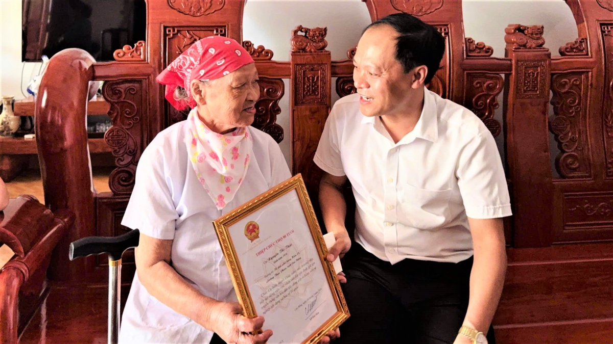 Trao bằng mừng thọ NCT phường Thục Phán