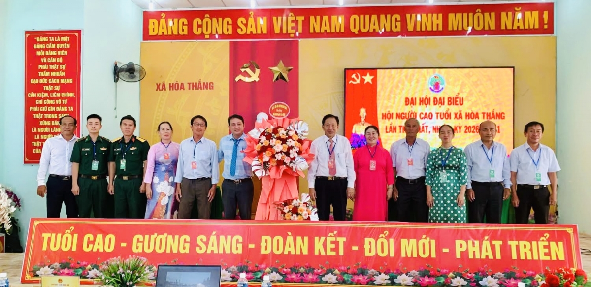 Đại diện lãnh đạo địa phương tặng hoa cho Đại hội Hội Người cao tuổi xã
