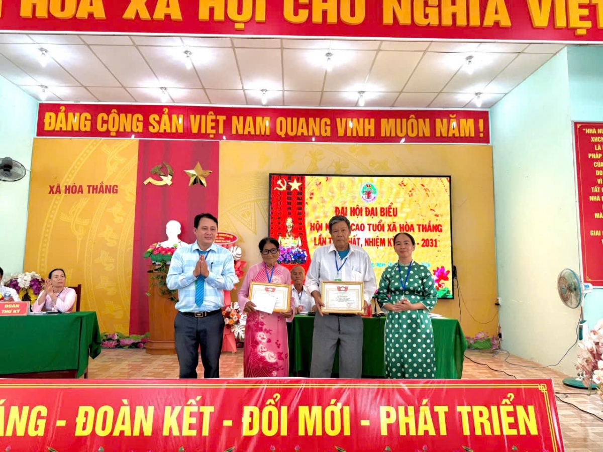 Khen thưởng cho hội viên có đóng góp trong phong trào Hội Người cao tuổi