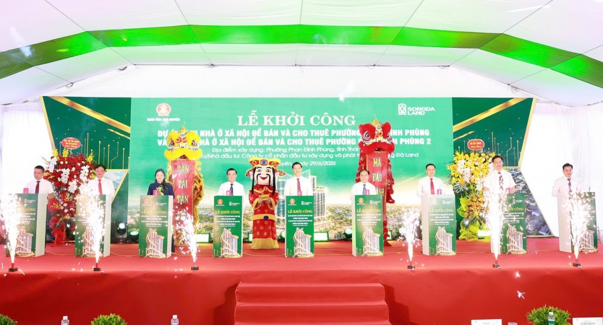 Các đại biểu thực hiện nghi thức khởi công Dự án