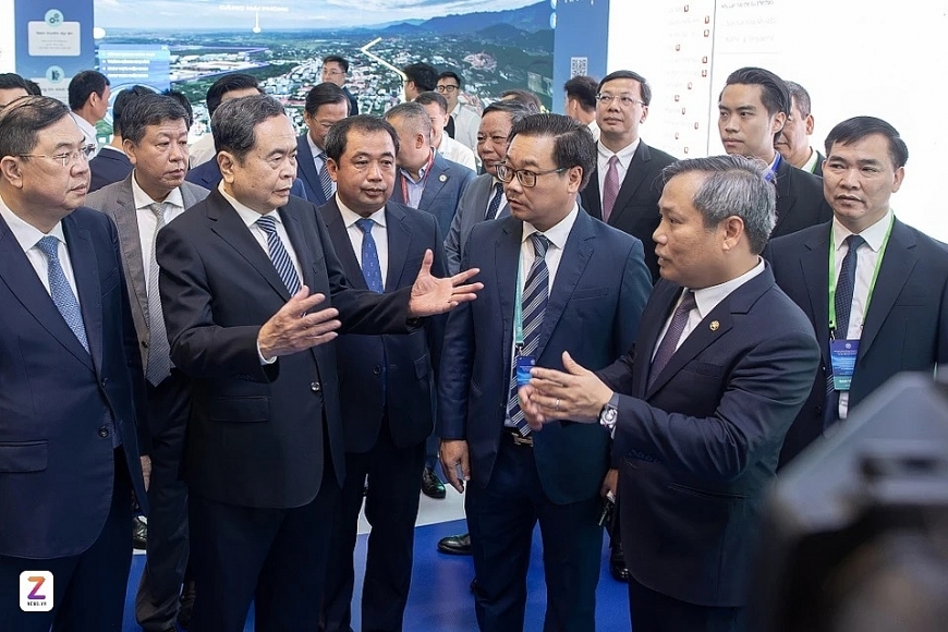 Chủ tịch Quốc hội Trần Thanh Mẫn và các đại biểu trao đổi tại Hội nghị công bố Quy hoạch tổng thể Thủ đô Hà Nội tầm nhìn 100 năm và xúc tiến đầu tư năm 2026.                    Ảnh TTXVN