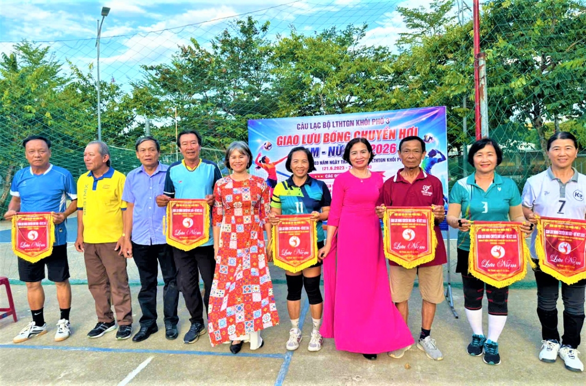 Giao lưu bóng chuyền hơi CLB LTHTGN khối 3