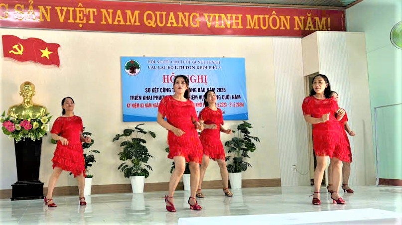 Tiết mục dân vũ chào mừng