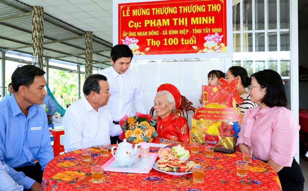 Lãnh đạo tỉnh Tây Ninh thăm, tặng quà mừng thọ NCT nhân dịp Xuân Bính Ngọ 2026