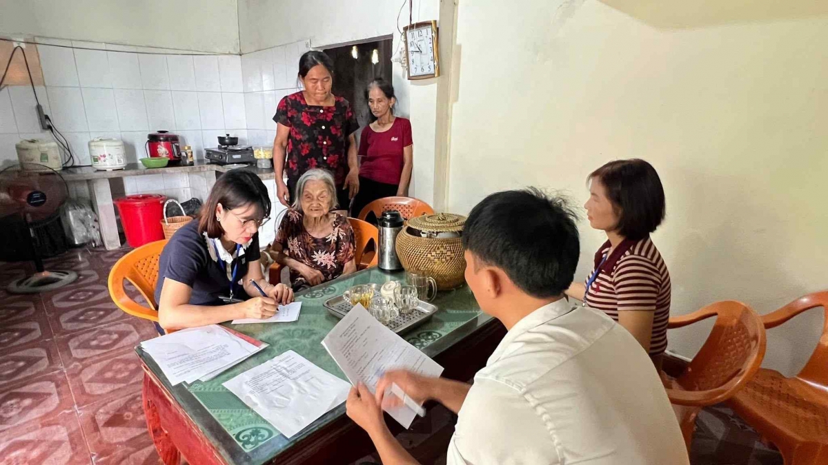 Cán bộ công chức xã Đại Đồng đến tận nhà dân để giải quyết các thủ tục hành chính, góp phần quan trọng trong việc đưa chính quyền đến gần dân hơn.