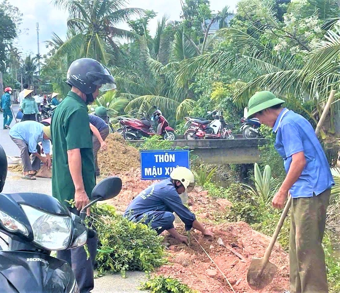 NCT xã Nga Thắng tích cực tham gia vệ sinh đường làng ngõ xóm, trồng cây xanh góp phần bảo vệ cảnh quan môi trường sạch đẹp