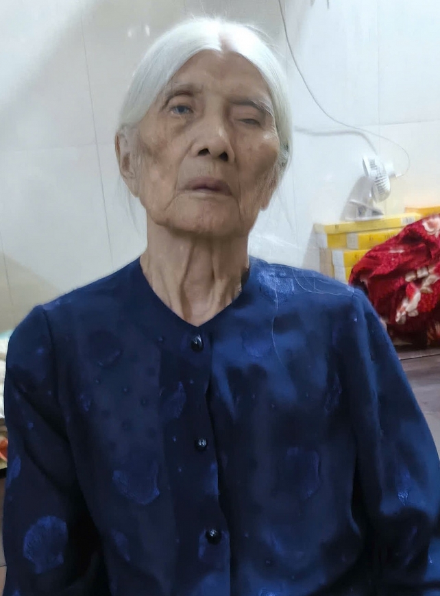 Cụ Lê Thị Hồng, 96 tuổi, nguyên đơn của vụ án dân sự.