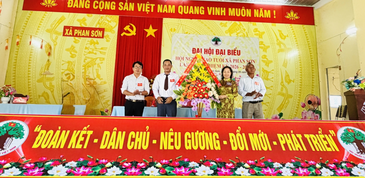 Hội Người cao tuổi tỉnh  tặng hoa cho Đại hội 