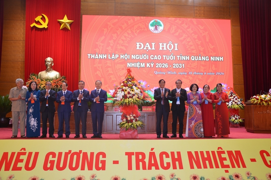 Đồng chí Nguyễn Thanh Bình, Phó Chủ tịch Ủy ban Quốc gia về người cao tuổi, Chủ tịch Hội Người cao tuổi Việt Nam tặng hoa chúc mừng đại hội.