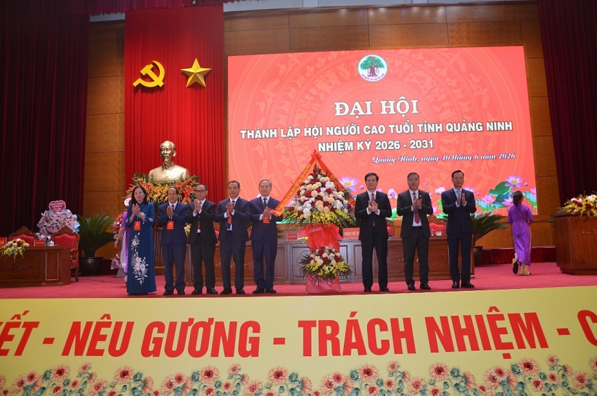 Các đồng chí Vũ Quyết Tiến, Phó Bí thư Tỉnh ủy, Chủ tịch Ủy ban MTTQ tỉnh Quảng Ninh, Lê Văn Ánh, Phó Chủ tịch UBND tỉnh Quảng Ninh, Nguyễn Chí Thành, Phó Chủ tịch Ủy ban MTTQ tỉnh Quảng Ninh tặng hoa chúc mừng đại hội.