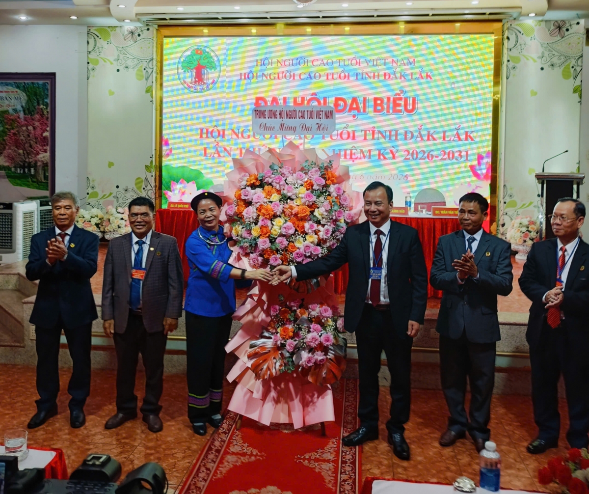 Ông Nguyễn Lam, Phó Chủ tịch Hội NCT Việt Nam tặng hỏa chúc mừng Đại hội.