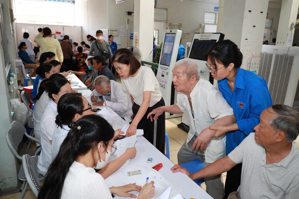 Đông đảo người cao tuổi đã được các y, bác sĩ khám tổng quát, tư vấn sức khỏe, sàng lọc và phát hiện sớm các nguy cơ bệnh tật.