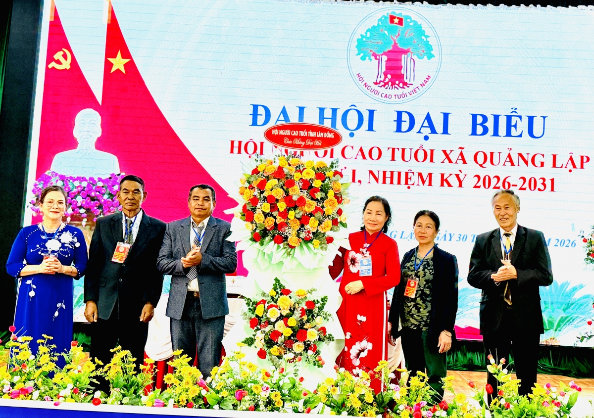 Lãnh đạo Hội Người cao tuổi Lâm Đồng tặng hoa cho Đại hội