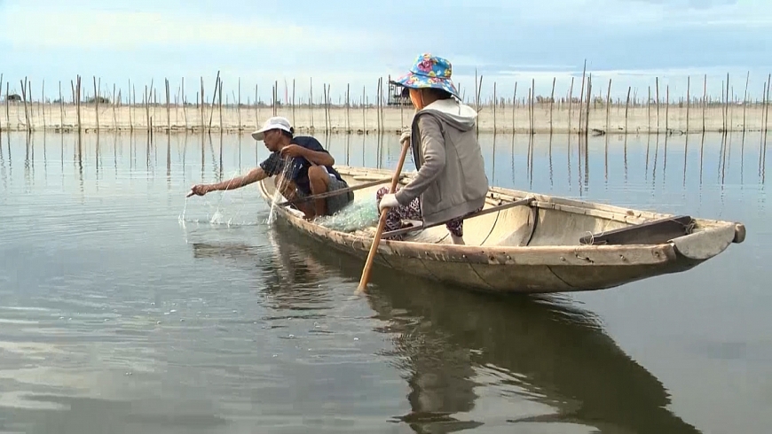 Ông Hùng thăm hồ nuôi