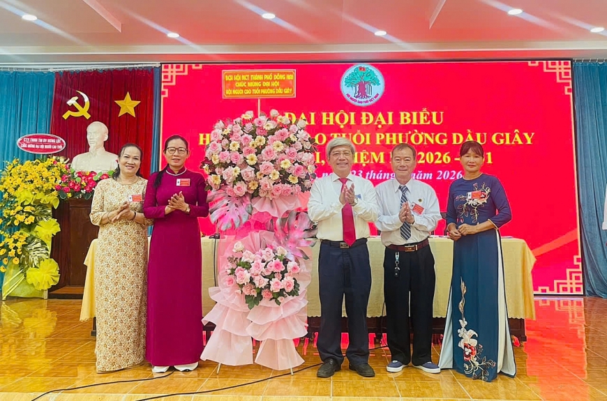 Lãnh đạo Hội NCT thành phố Đồng Nai tặng hoachúc mừng Đại hội.