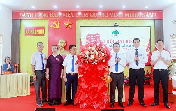 Lãnh đạo Đảng uỷ, UBND xã Hải Ninh tặng hoa chúc mừng Đại hội.